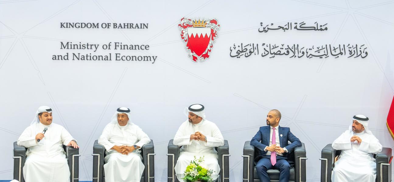 معالي وزير المالية والاقتصاد الوطني يلتقي منتسبي الوزارة المشاركين في تنظيم القمة العربية في دورتها الثالثة والثلاثين بمملكة البحرين