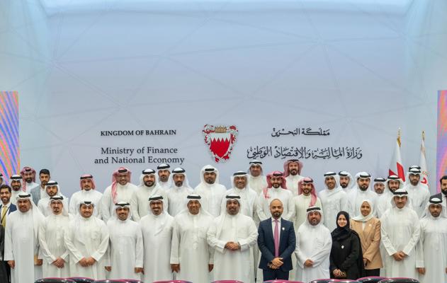 معالي وزير المالية والاقتصاد الوطني يلتقي منتسبي الوزارة المشاركين في تنظيم القمة العربية في دورتها الثالثة والثلاثين بمملكة البحرين