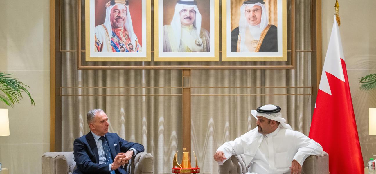 معالي وزير المالية والاقتصاد الوطني يستقبل رئيس مجلس الأمناء وعضو المجلس الاستشاري للمعهد الدولي للدراسات الاستراتيجية