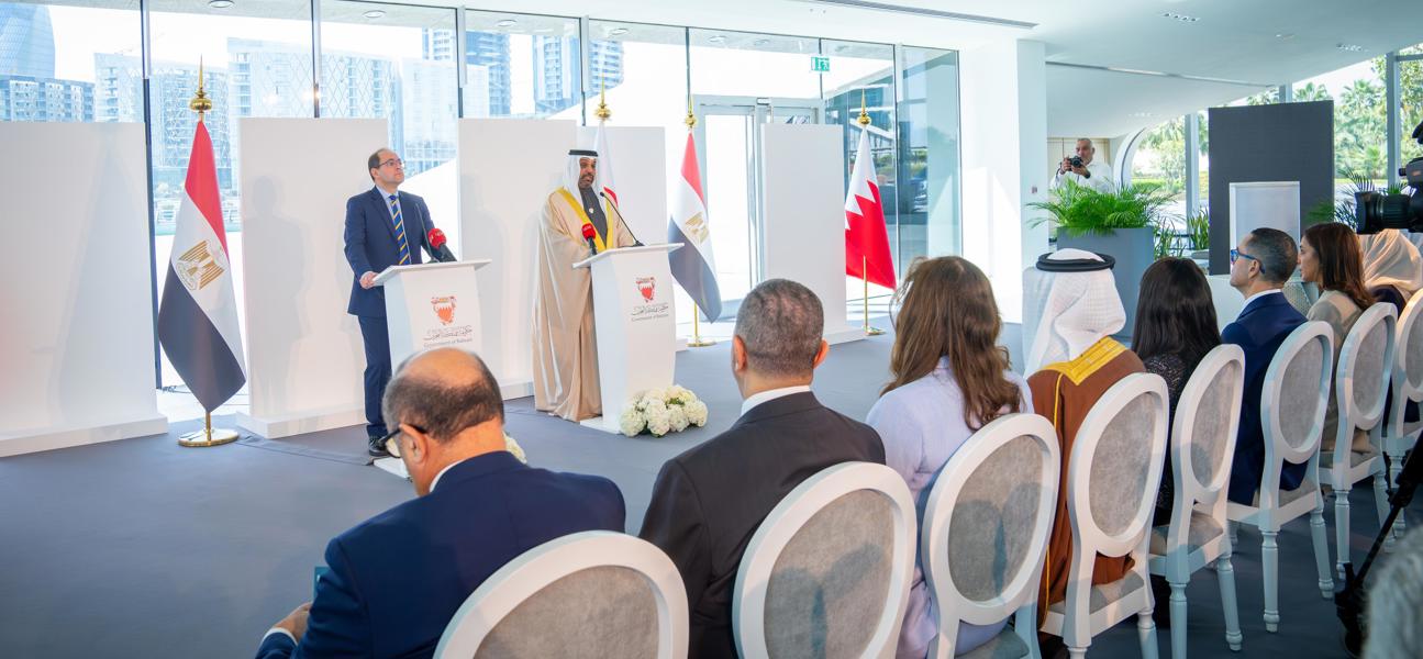 خلال مؤتمر صحفي جمع معاليه بنظيره المصري..معالي وزير المالية والاقتصاد الوطني يؤكد على أهمية مواصلة توطيد أواصر التعاون بين مملكة البحرين وجمهورية مصر العربية