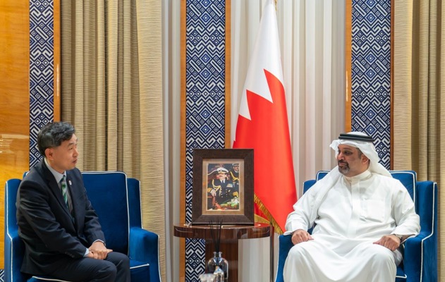 معالي وزير المالية والاقتصاد الوطني يلتقي سفير جمهورية كوريا لدى مملكة البحرين