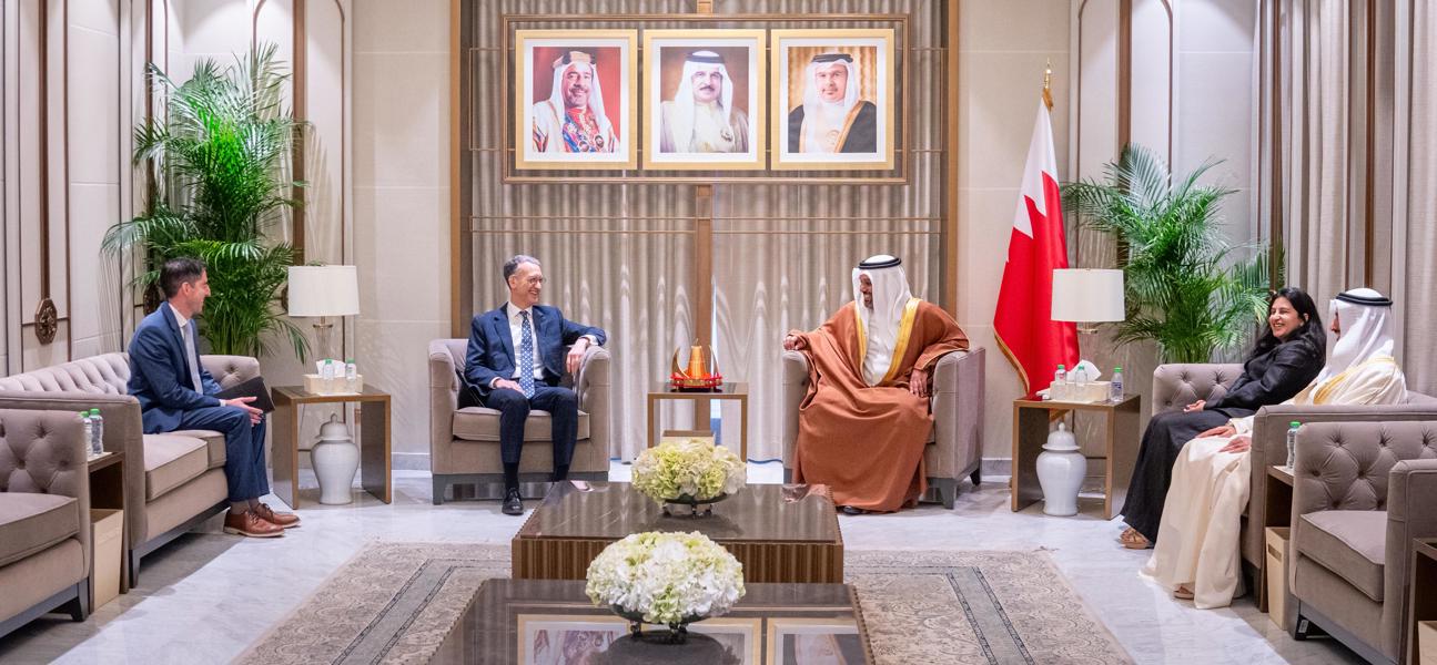 معالي وزير المالية والاقتصاد الوطني يستقبل سفير الولايات المتحدة الأمريكية لدى مملكة البحرين بمناسبة انتهاء فترة عمله