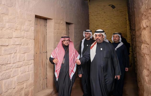 وزير المالية يقوم بجولة استطلاعية في مدينة العلا السعودية