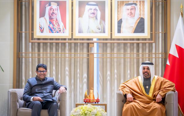 معالي وزير المالية والاقتصاد الوطني يلتقي سفير جمهورية الهند لدى مملكة البحرين (1)