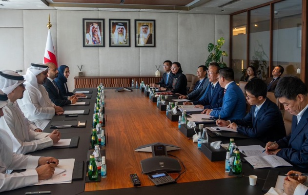 وزير المالية والاقتصاد الوطني يلتقي سفير جمهورية الصين الشعبية لدى مملكة البحرين