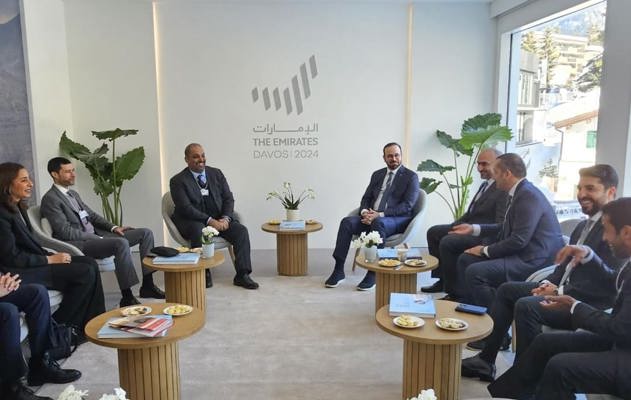 وزير المالية والاقتصاد الوطني يلتقي وفد دولة الامارات العربية المتحدة المشارك في المنتدى الاقتصادي العالمي