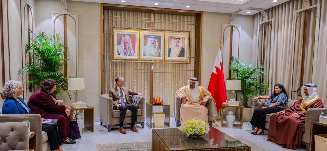 معالي وزير المالية والاقتصاد الوطني يلتقي سفير الولايات المتحدة الامريكية لدى مملكة البحرين