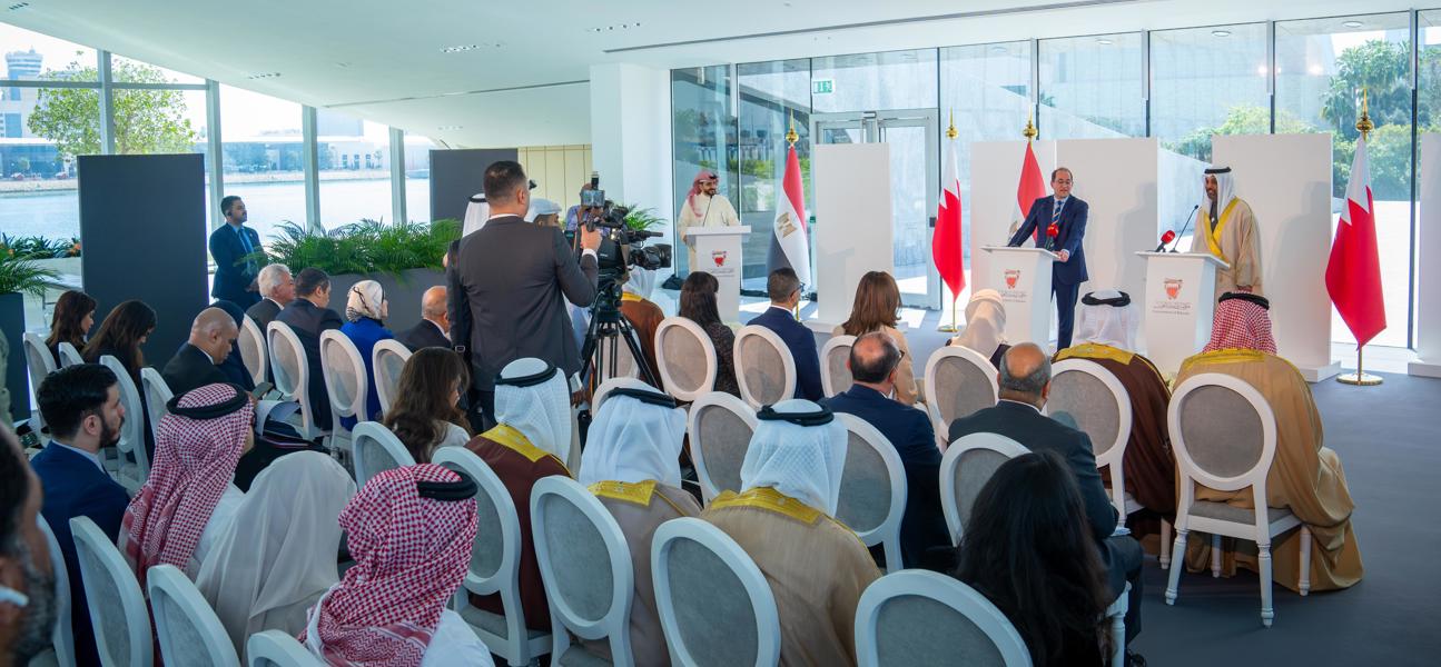 خلال مؤتمر صحفي جمع معاليه بنظيره المصري..معالي وزير المالية والاقتصاد الوطني يؤكد على أهمية مواصلة توطيد أواصر التعاون بين مملكة البحرين وجمهورية مصر العربية