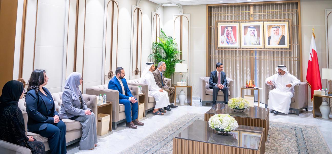 معالي وزير المالية والاقتصاد الوطني يستقبل الفرق الفائزة في مسابقة 