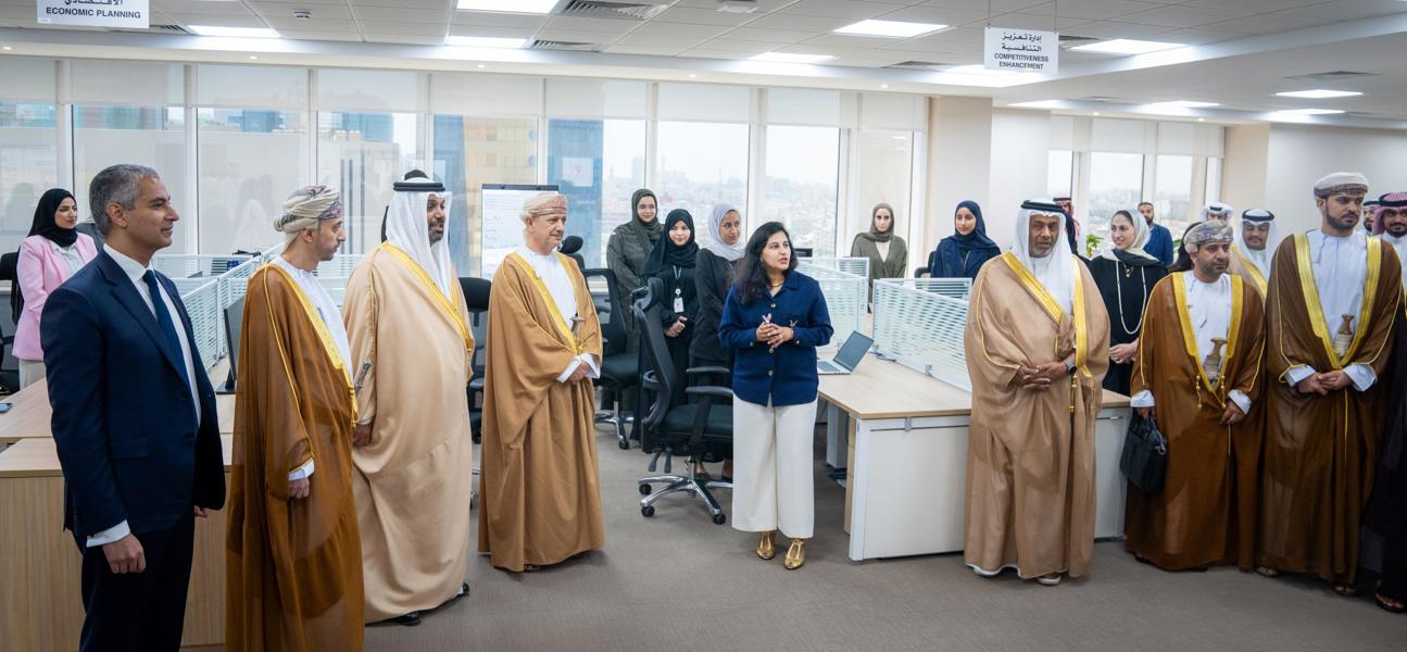 لدى استقباله معالي وزير المالية بسلطنة عمان.. معالي وزير المالية والاقتصاد الوطني يؤكد على الحرص المتبادل على مواصلة تطوير العلاقات البحرينية العمانية والدفع بها نحو آفاق أرحب