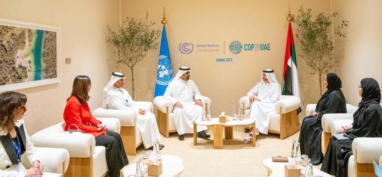في إطار مشاركة معاليه في مؤتمر المناخ (COP28) .. معالي وزير المالية والاقتصاد الوطني يلتقي وزير دولة الإمارات العربية المتحدة للشؤون المالية