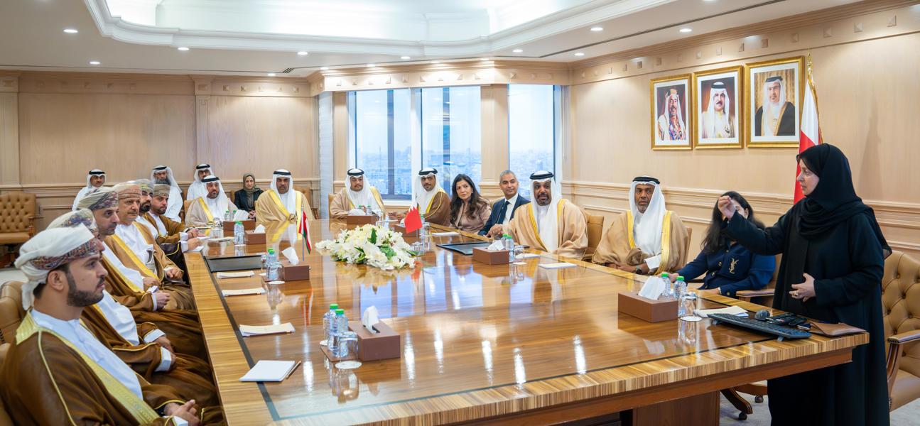 لدى استقباله معالي وزير المالية بسلطنة عمان.. معالي وزير المالية والاقتصاد الوطني يؤكد على الحرص المتبادل على مواصلة تطوير العلاقات البحرينية العمانية والدفع بها نحو آفاق أرحب