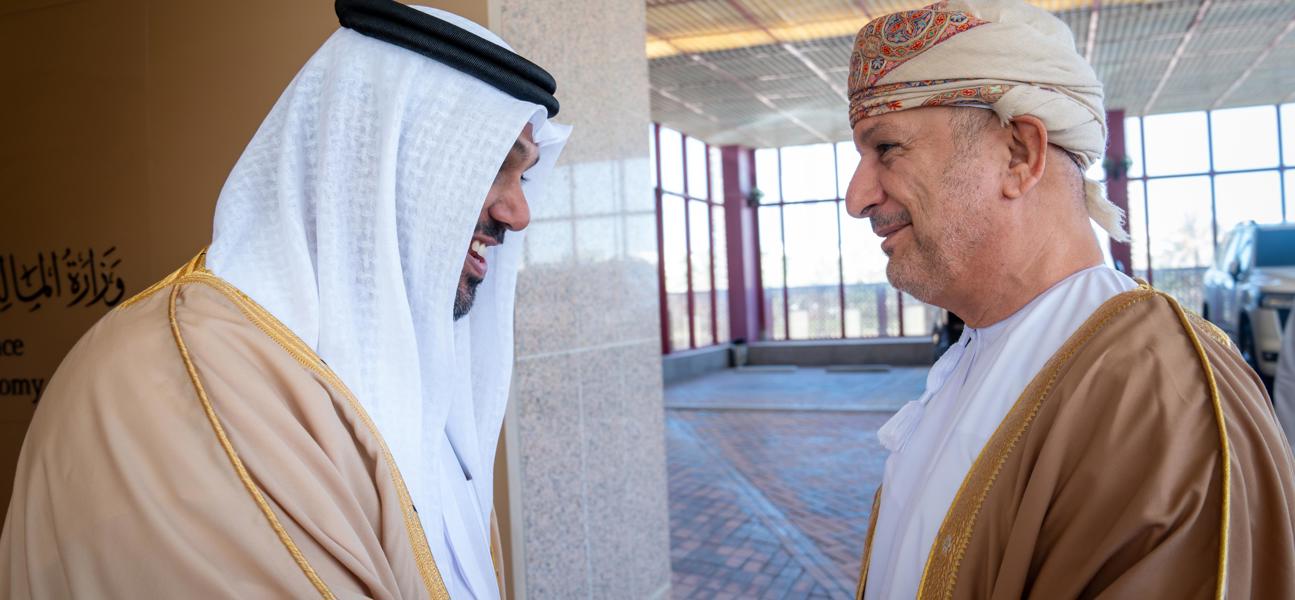 لدى استقباله معالي وزير المالية بسلطنة عمان.. معالي وزير المالية والاقتصاد الوطني يؤكد على الحرص المتبادل على مواصلة تطوير العلاقات البحرينية العمانية والدفع بها نحو آفاق أرحب