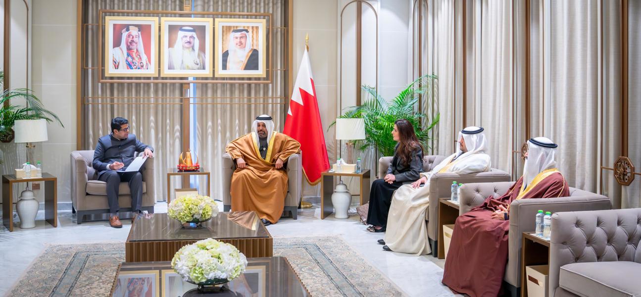 معالي وزير المالية والاقتصاد الوطني يلتقي سفير جمهورية الهند لدى مملكة البحرين