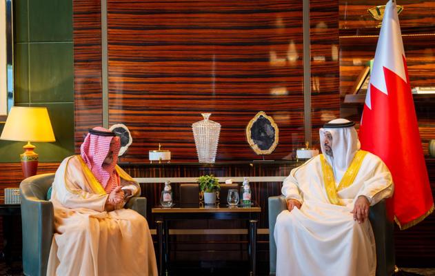 في إطار مشاركة معاليه في النسخة الثالثة من منتدى بوابة الخليج 2025.. وزير المالية والاقتصاد الوطني يلتقي مساعد وزير الاستثمار بالمملكة العربية السعودية