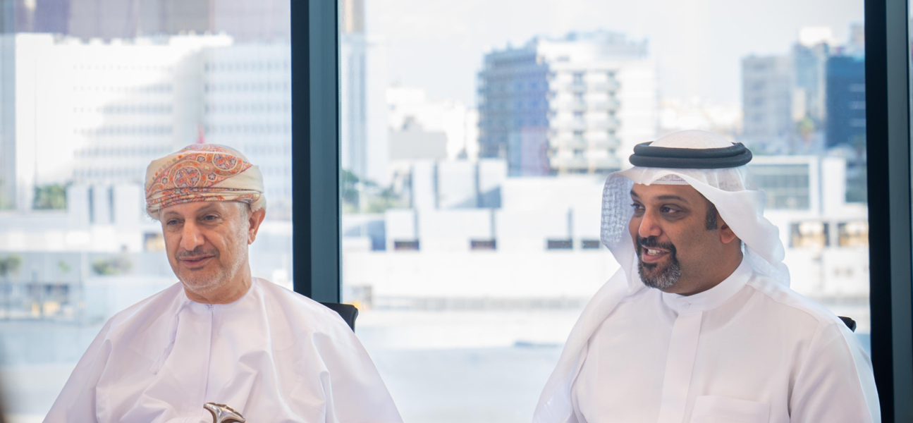 بحضور وزير المالية والاقتصاد الوطني .. وزير المالية بسلطنة عمان يزور معهد البحرين للدراسات المصرفية والمالية