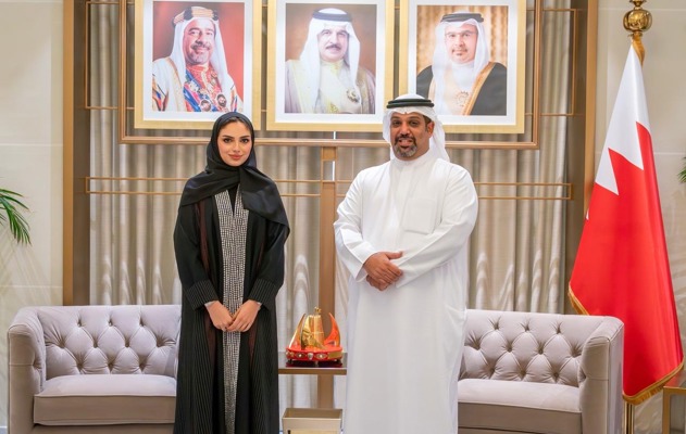 معالي وزير المالية والاقتصاد الوطني يستقبل الموظفة مريم محمد إبراهيم بمناسبة قبولها ضمن الدفعة الثانية عشرة من برنامج رئيس مجلس الوزراء لتنمية الكوادر الحكومية